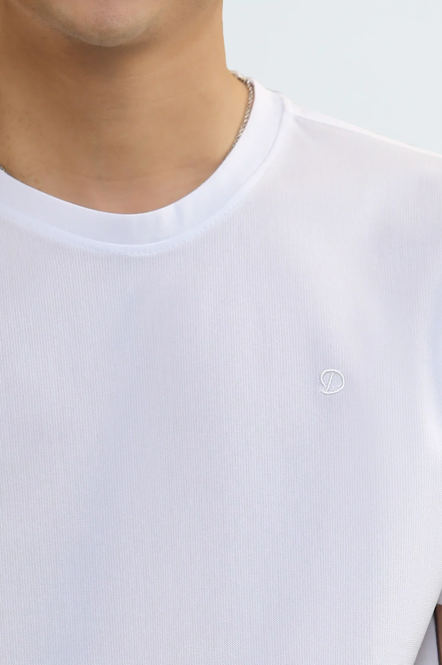 White Basic Crew Neck T-Shirt - Image 3
